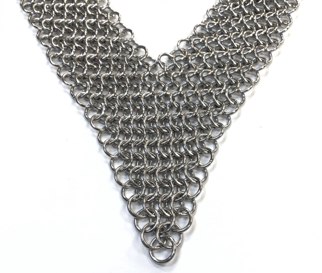 CHAIN MAILLE NECKLACE | European V Necklace image 3