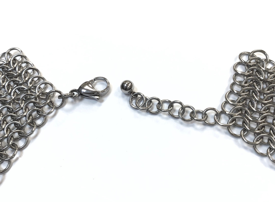 CHAIN MAILLE NECKLACE | European V Necklace image 4