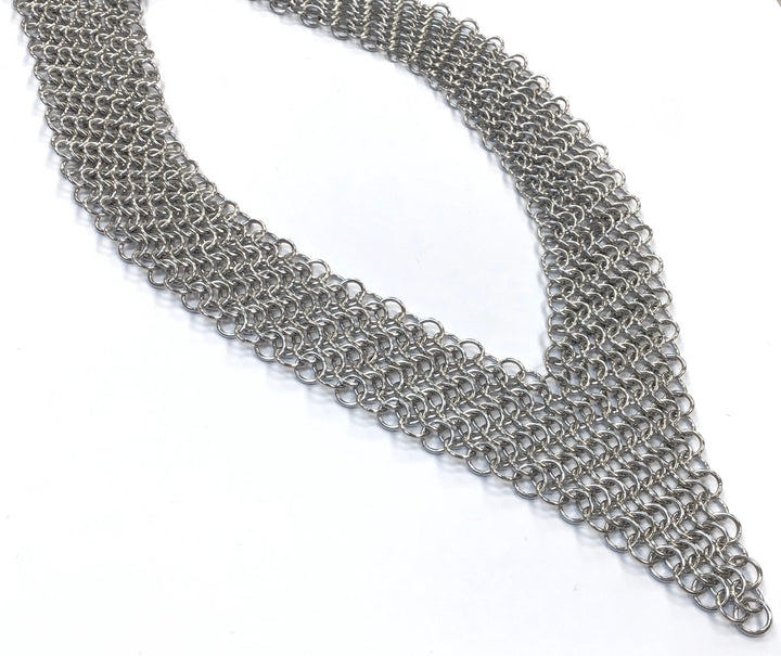 CHAIN MAILLE NECKLACE | European V Necklace image 2
